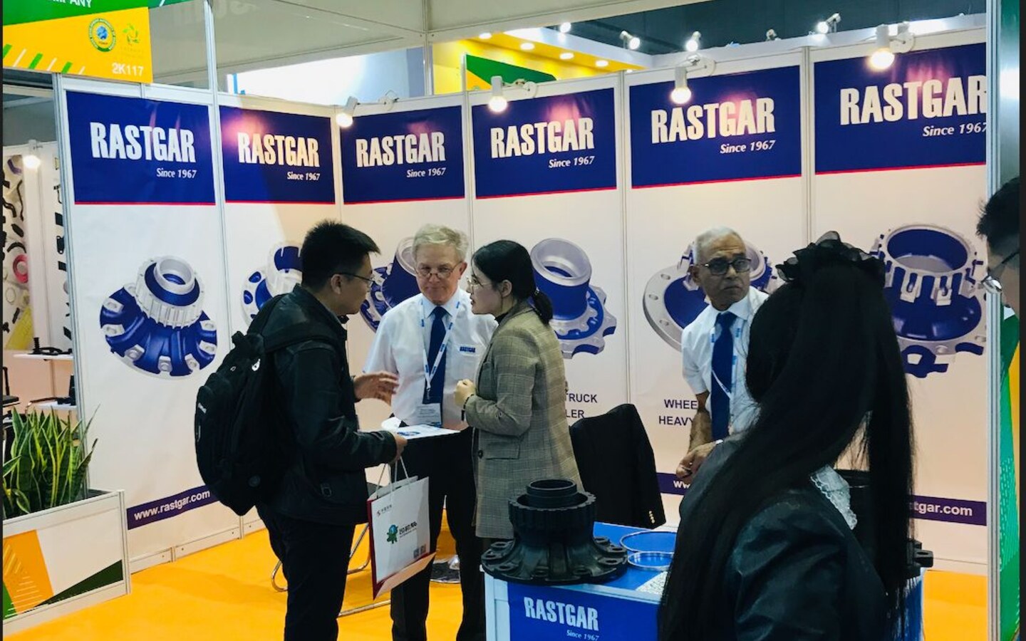 Visitors in discussion at the Rastgar Engineering stand, Automechanika Shanghai 2019